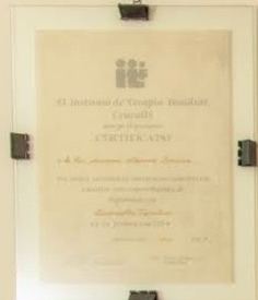 Certificado del Instituto Cencalli en terapia familiar, recortado de la foto de la pared.